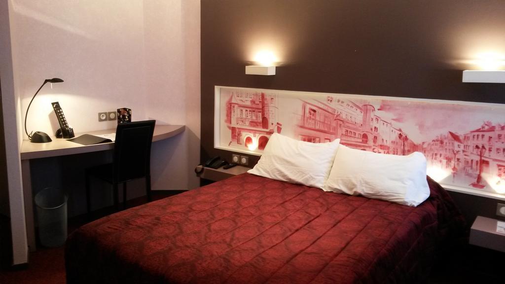 Hotel De La Cloche Dole Szoba fotó