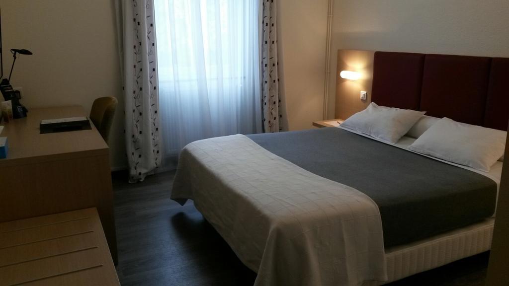 Hotel De La Cloche Dole Szoba fotó