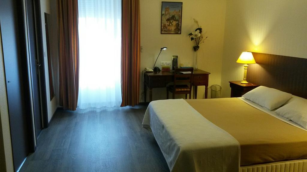 Hotel De La Cloche Dole Szoba fotó