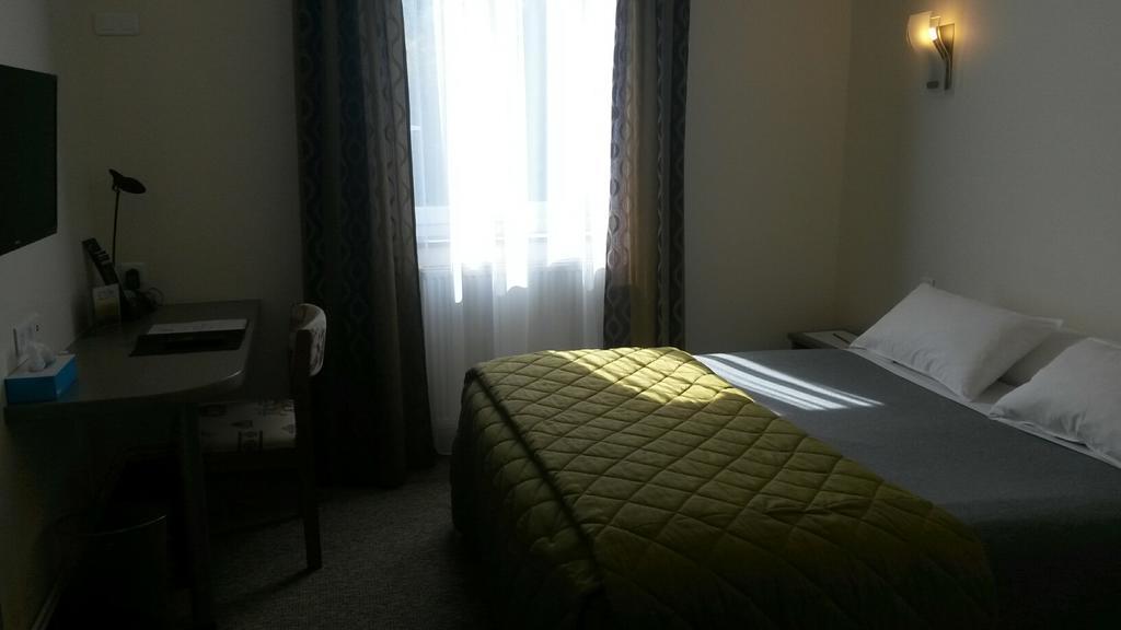 Hotel De La Cloche Dole Szoba fotó
