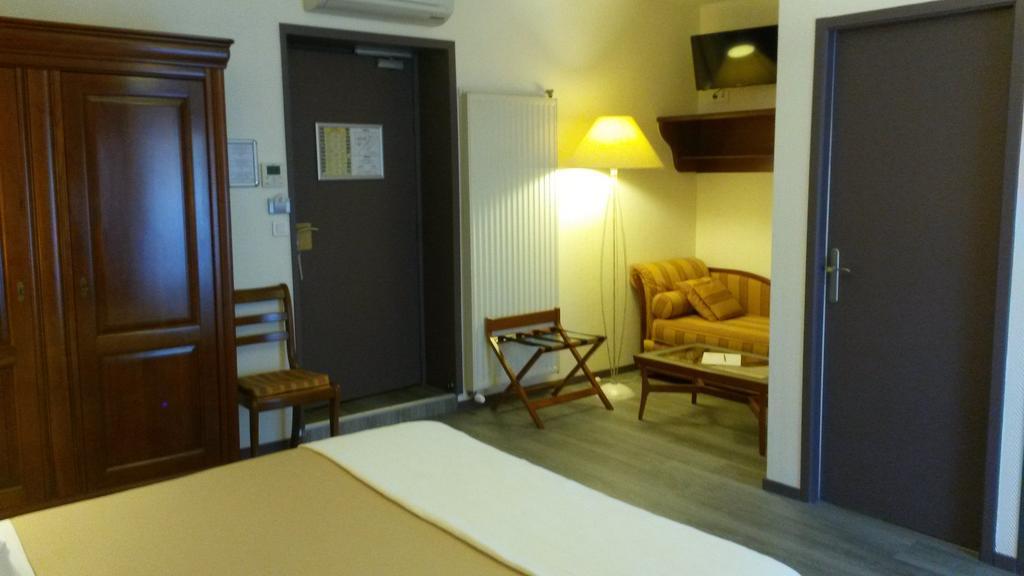 Hotel De La Cloche Dole Szoba fotó