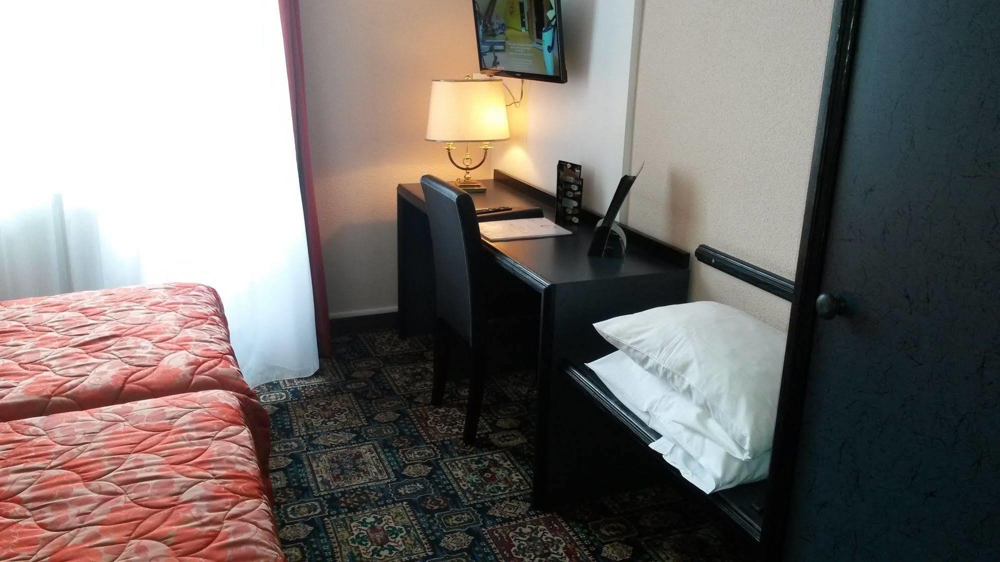Hotel De La Cloche Dole Kültér fotó