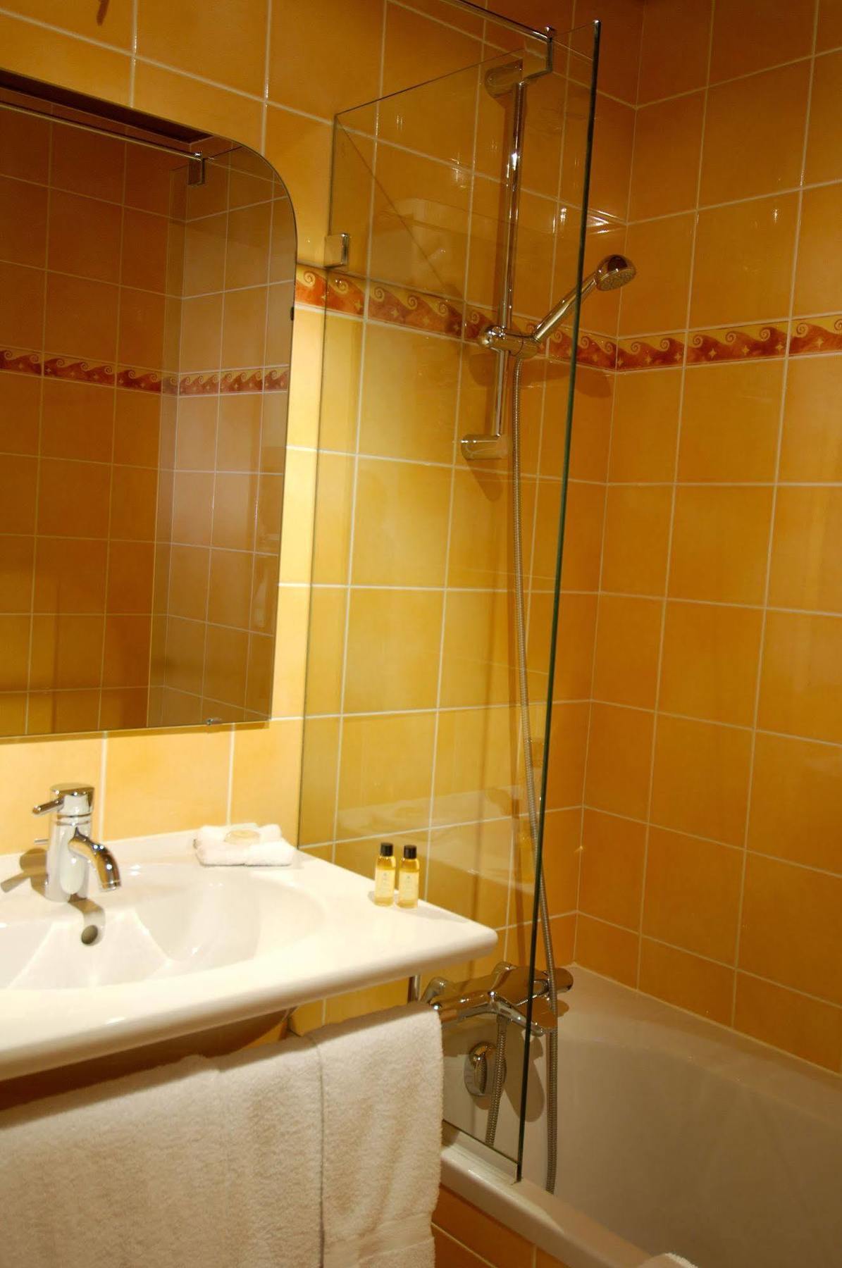 Hotel De La Cloche Dole Kültér fotó