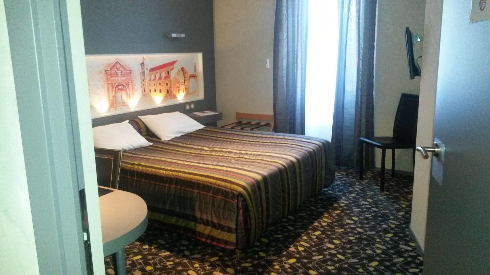 Hotel De La Cloche Dole Kültér fotó